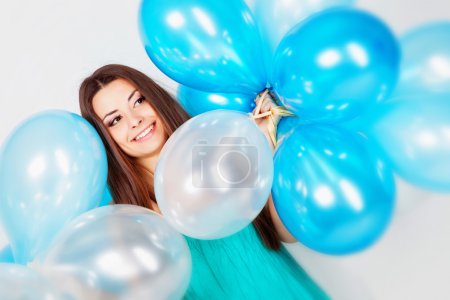 Fille avec des ballons en studio 