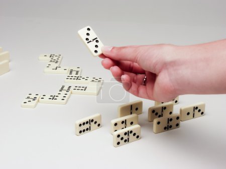 Main avec domino 