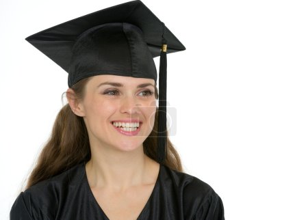 Portrait de fille de graduation souriante regardant sur l'espace de copie 