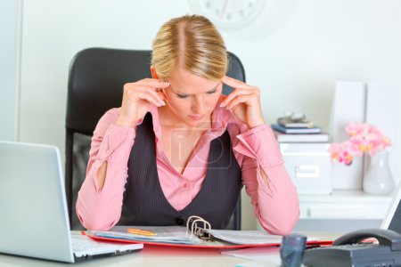 Femme d'affaires moderne travaillant dur sur le document sur le lieu de travail 