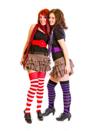 Deux jeunes copines souriantes embrassant 