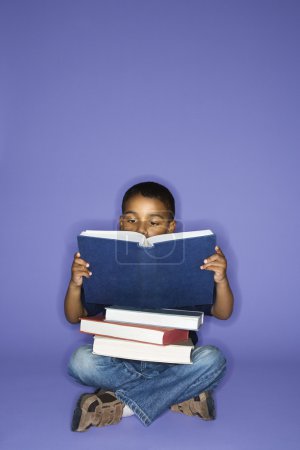 Garçon assis avec des livres .