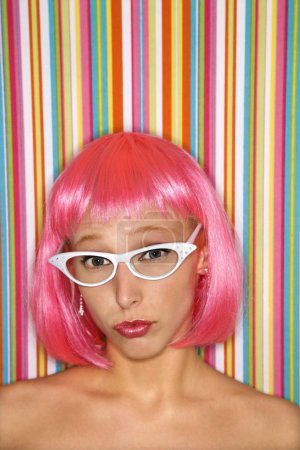 Femme en perruque rose .