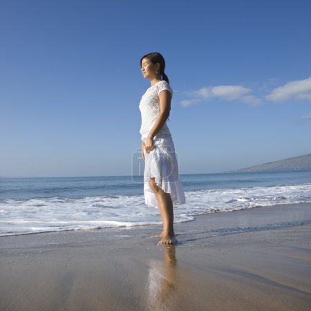 Femme sur le rivage .