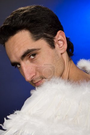 Homme glamour aux ailes blanches .