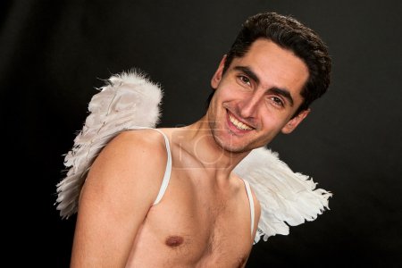 Homme glamour aux ailes blanches .