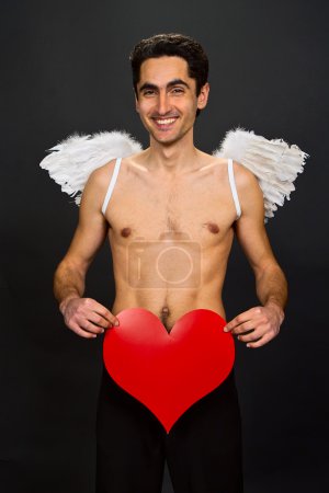Homme glamour aux ailes blanches .