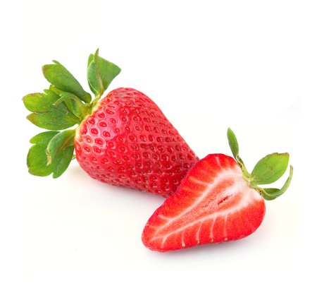 Deux fraises sucrées et juteuses, entières et tranchées isolent 