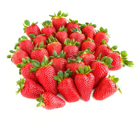 Beaucoup de fraises sucrées et juteuses isolées sur fond blanc 