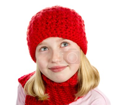 Fille réfléchie en chapeau d'hiver rouge 