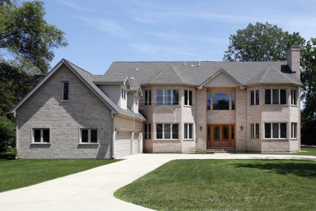 Grande maison en brique avec garage trois voitures 