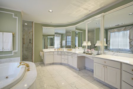 Salle de bain principale avec murs verts 
