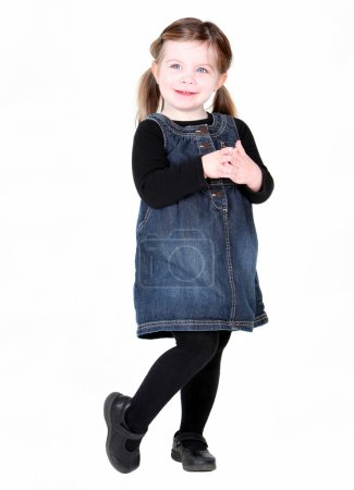 Jeune fille mignonne avec les mains pliées 