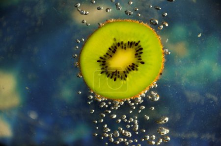 Kiwi avec bulles sur fond bleu 