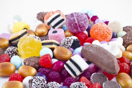 Beaucoup de bonbons sur fond blanc. Collations aux fruits 