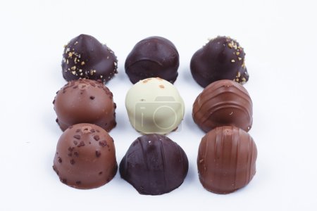 Une collection de chocolats et truffes mélangés 