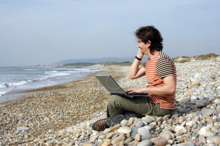 Homme sur la plage 
