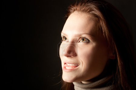 Portrait de femmes souriantes énigmatiques sur une ba noire 