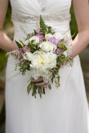 Mariée avec des fleurs 