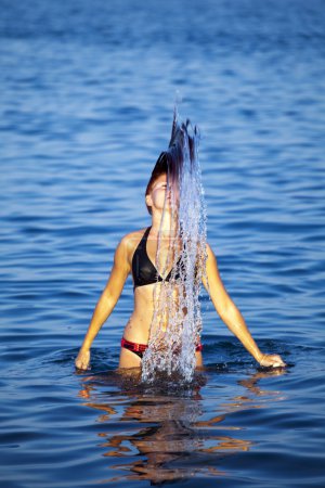 Jeune femme relaxante en mer 