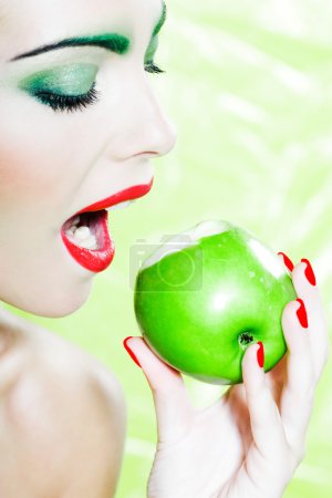 Portrait de femme manger une pomme 
