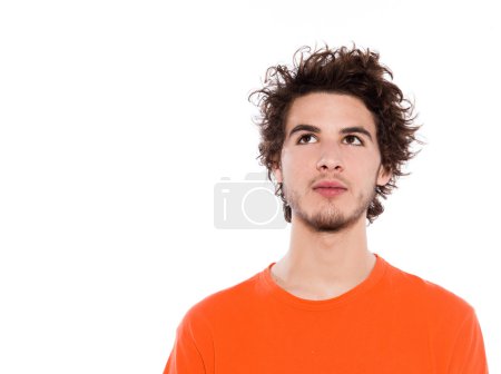 Jeune homme portrait sérieux levant les yeux 