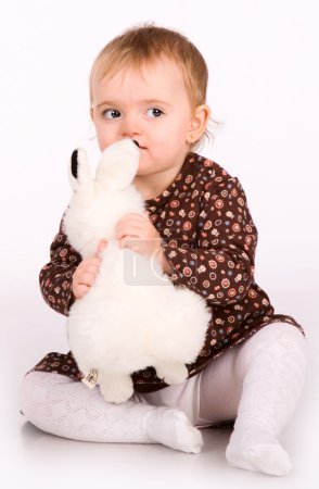Bébé mignon jouer avec un jouet 