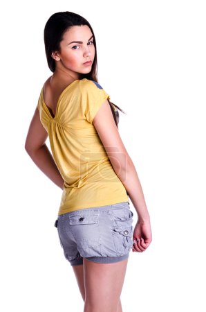 Femme en jaune tourne le dos 