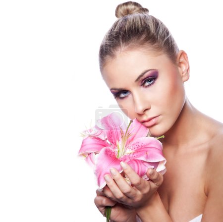 Femme mignonne avec fleur 