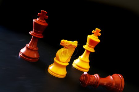 groupe de pions d'échecs sur le plateau, un en tête 