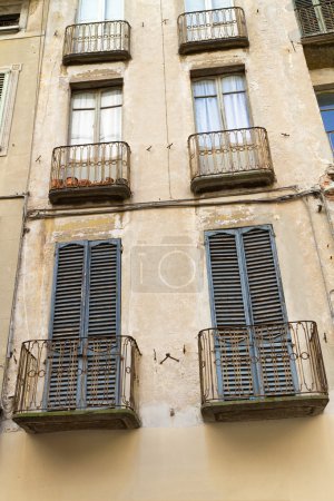 Balcons italiens typiques sur une maison d'habitation 