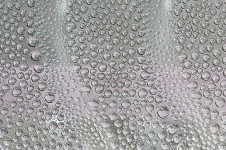 Gouttelettes d'eau sur la surface du verre .