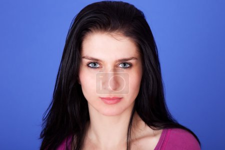 belle femme isolée sur fond bleu, plan studio .