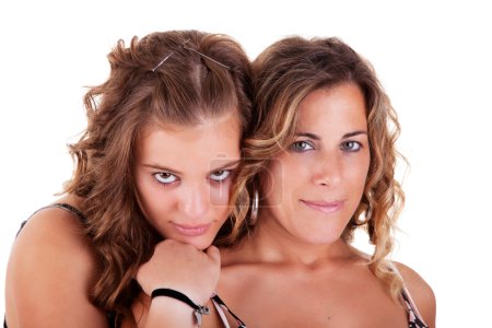 Mère et fille heureuses embrassées, isolées sur le blanc. Plan studio 