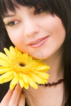 Jeune femme avec fleur gerber 