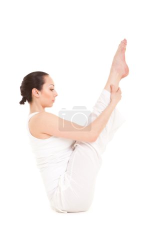 jeune femme faisant de l'exercice de yoga