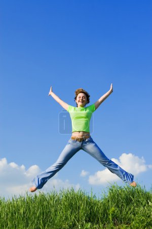 Heureuse jeune femme saute