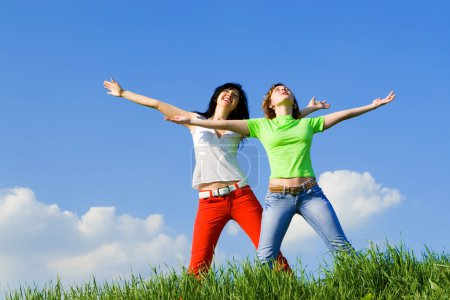 Deux jeunes femmes heureuses rêvent de voler 
