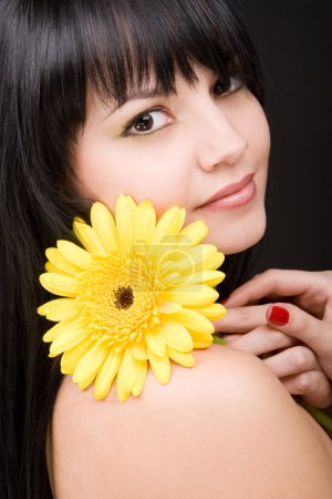 Jeune femme avec fleur gerber 