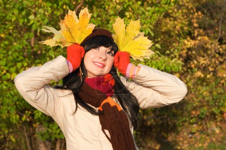 Jeune jolie femme dans le parc d'automne 