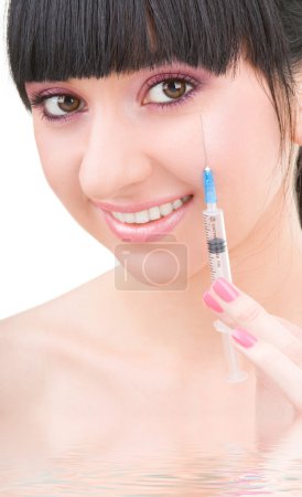 fille souriante avec seringue 