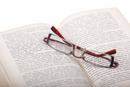 Lunettes sur un livre 