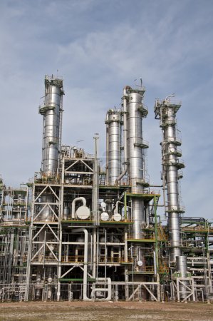 Usine chimique en journée d'été 