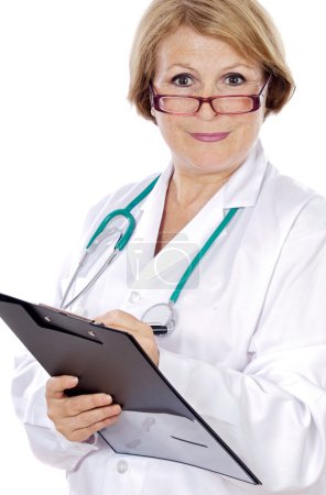 Femme médecin écriture senior 