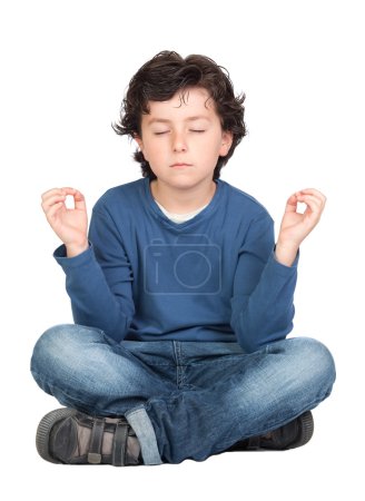 Enfant détendu pratiquant le yoga 