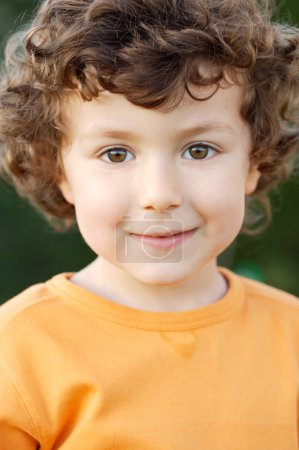 Adorable garçon heureux souriant 