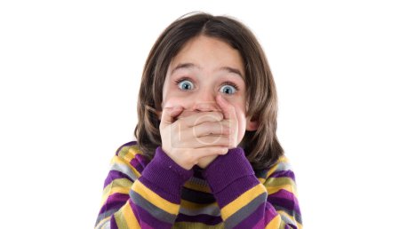 geste gracieux d'une fille couvert sa bouche 