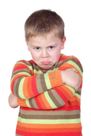 Enfant en colère avec bras croisés 