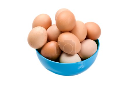 Photo de bol avec de nombreux œufs de poule brune 