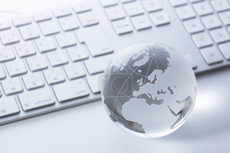 globe en verre sur un clavier 